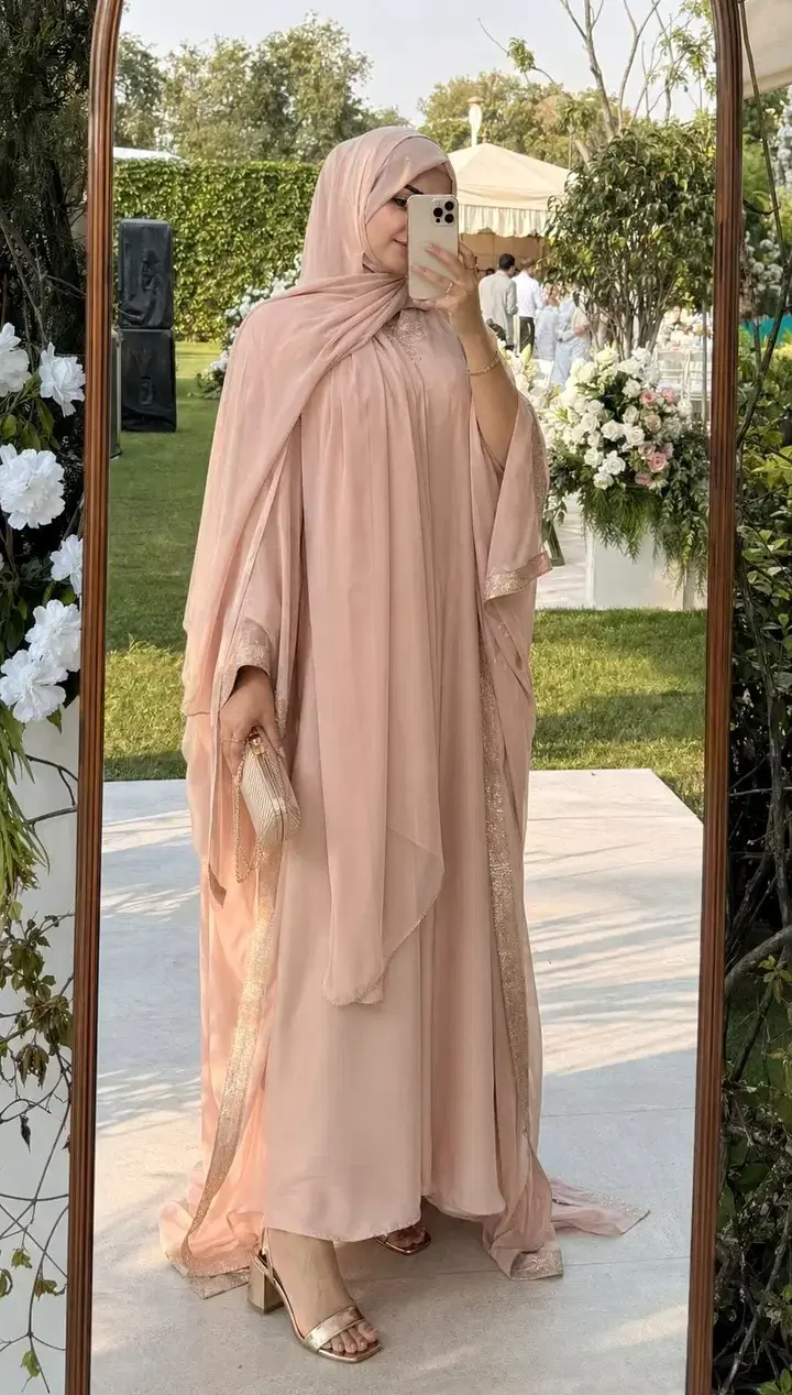 استایل با حجاب با پیراهن حریر و کفش متالیک
